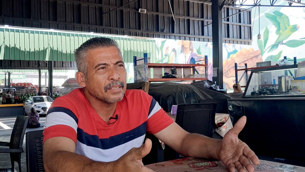 joel ayala.png “VIVO SEM MEDO” - Está fresco na memória do padeiro Joel Ayala, 49, o pesadelo de ser ameaçado e extorquido por gangues. Agora, sente-se libertado. “Não me importo que seja chamado de ditador, quero Bukele no governo”, afirma.