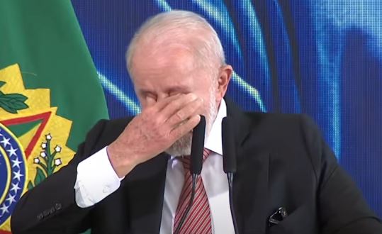 Lula se emociona durante lançamento de programa do SUS no Planalto
