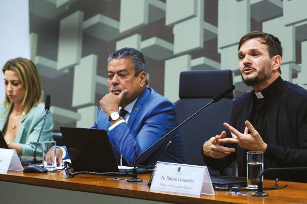 PÚLPITO - Os senadores Soraya Thronicke e Dr. Hiran com o padre Patrick Fernandes: ele pediu para depor e foi atendido