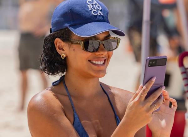 Maria de Fátima (Bella Campos), de 'Vale Tudo', publicando fotos nas redes sociais