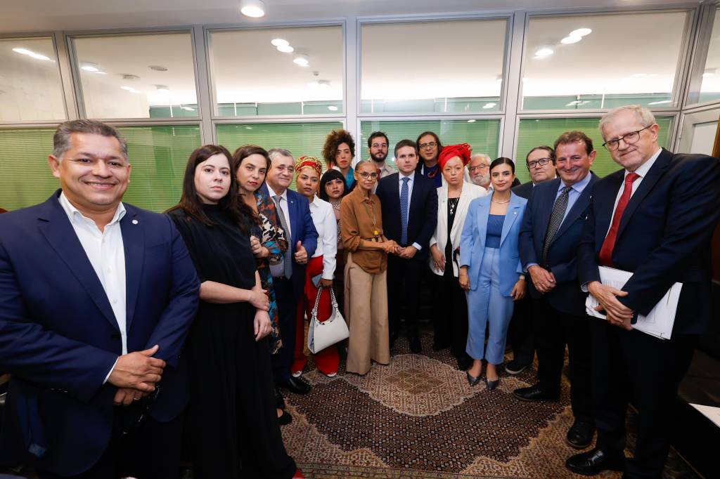 Em reunião com Motta, deputados criticam tratamento a Marina no Senado