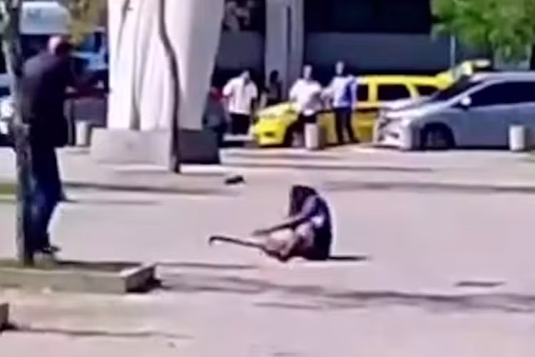 Momento em que homem é baleado