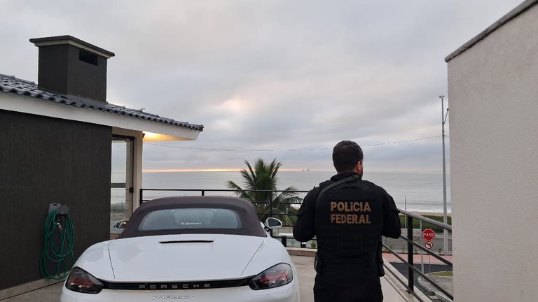 Agente da Polícia Federal em operação contra fraudes cibernéticas