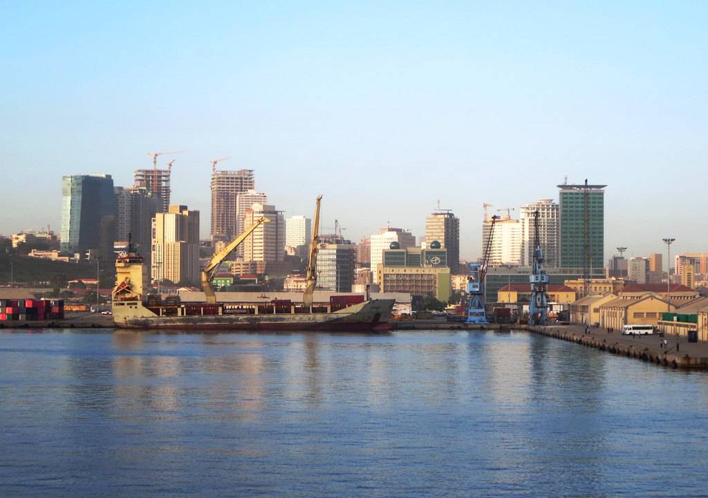 O Porto de Luanda: destino final da travessia simbólica, marcada pelo fortalecimento das relações diplomáticas entre Brasil e Angola e pelo sentimento de reparação pelos séculos de escravidão a que foram submetidos os negros africanos nas Américas