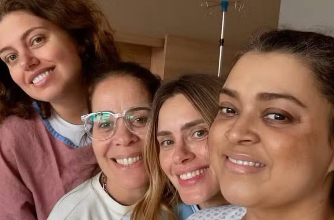 Preta Gil ao lado de amigas após nova internação