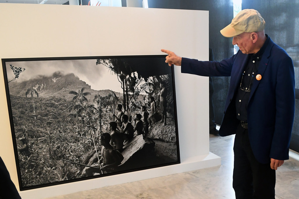 Sebastião Salgado e uma de suas fotografias expostas no prédio do Supremo Tribunal Federal, em Brasília