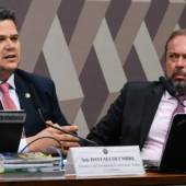 Os gestos de Alcolumbre que fazem Silveira balançar nas mãos de Lula