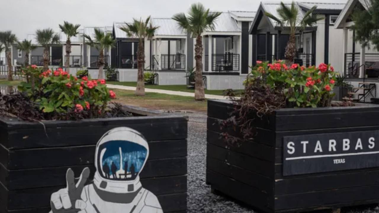 Casas pertencentes à SpaceX, de Elon Musk, erguidas na nova cidade da companhia