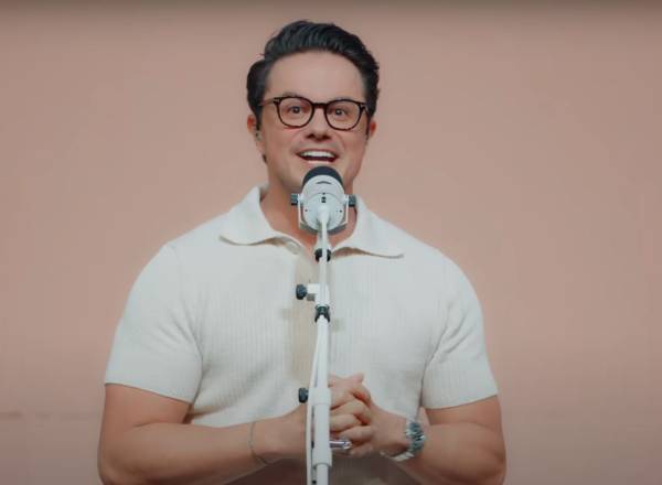 O pastor Deive Leonardo em seu canal no YouTube