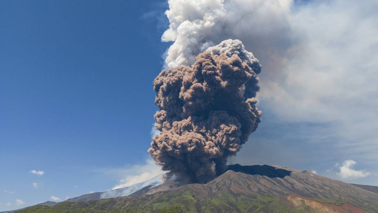 Monte Etna entra em erupção na Itália. 02/06/2025