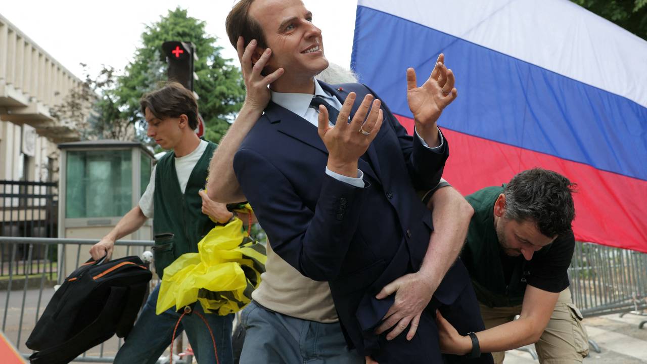 Ativistas ambientais do Greenpeace colocam uma estátua de cera do presidente francês, Emmanuel Macron, num protesto em frente à embaixada da Rússia. 02/06/2025