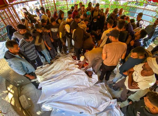 Palestinos lamentam a morte de familiares e colegas após tiroteio de tropas israelenses contra centro de distribuição de alimentos no sul da Faixa de Gaza. 03/06/2025