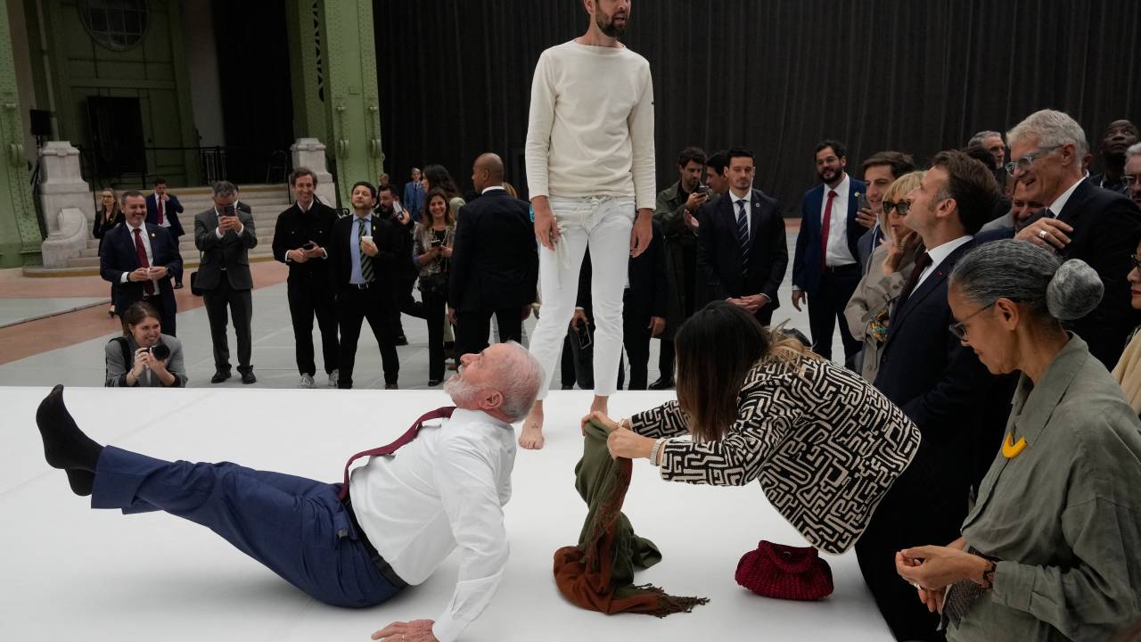 Lula faz acrobacia no chão