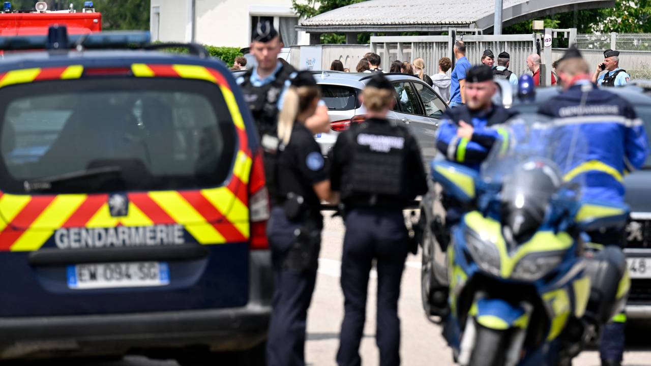 Polícia chega em frente a escola em Nogent, no nordeste da França, após estudante matar assistente educacional a facadas. 10/06/2025