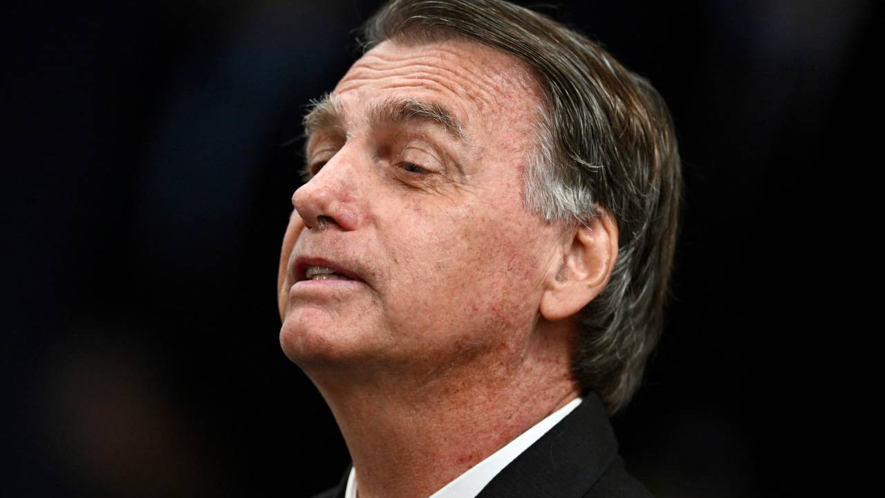 Former Brazilian President Jair Bolsonaro gestures during a session of the Brazilian Supreme Court judging the participation of those accused of the attempted coup d'état in January 2023, in Brasilia, on June 10, 2025. Brazil's Jair Bolsonaro helped draft a plan to "redo the election" he narrowly lost in 2022, a co-accused testified in the former president's coup trial on Monday. Prosecutors accuse the 70-year-old far-right leader, who governed Brazil from 2019 to 2022, of having led a "criminal organization" plotting to wrest power from leftist election victor Luiz Inacio Lula da Silva. (Photo by EVARISTO SA / AFP)