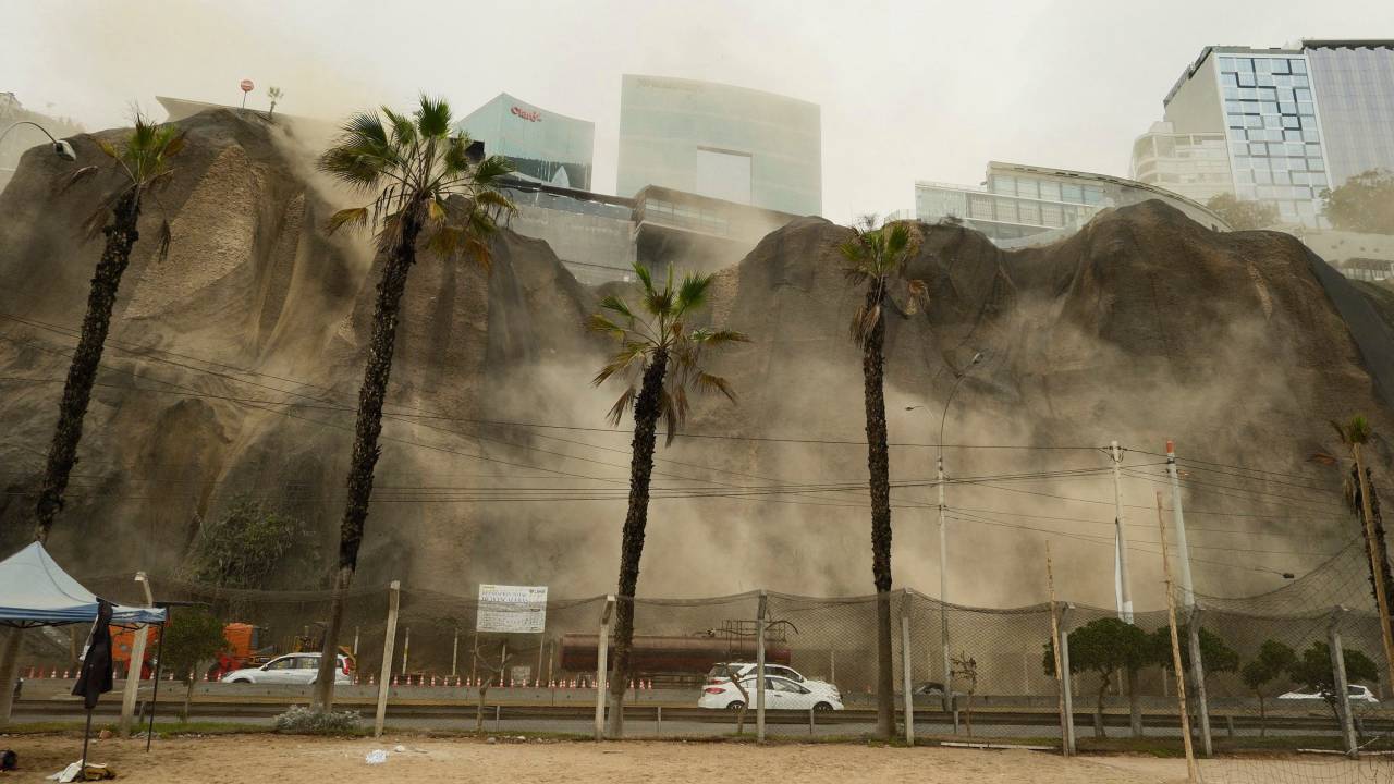 Deslizamento de terra por terremoto no Peru