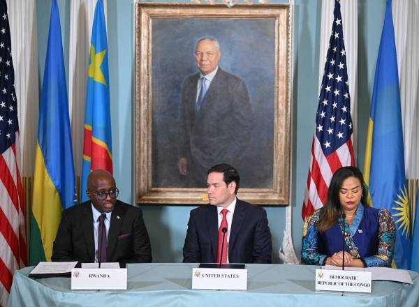 O Secretário de Estado dos EUA, Marco Rubio (C), e a Ministra das Relações Exteriores da República Democrática do Congo, Thérèse Kayikwamba Wagner (D), ouvem o Ministro das Relações Exteriores de Ruanda, Olivier Nduhungirehe (E)