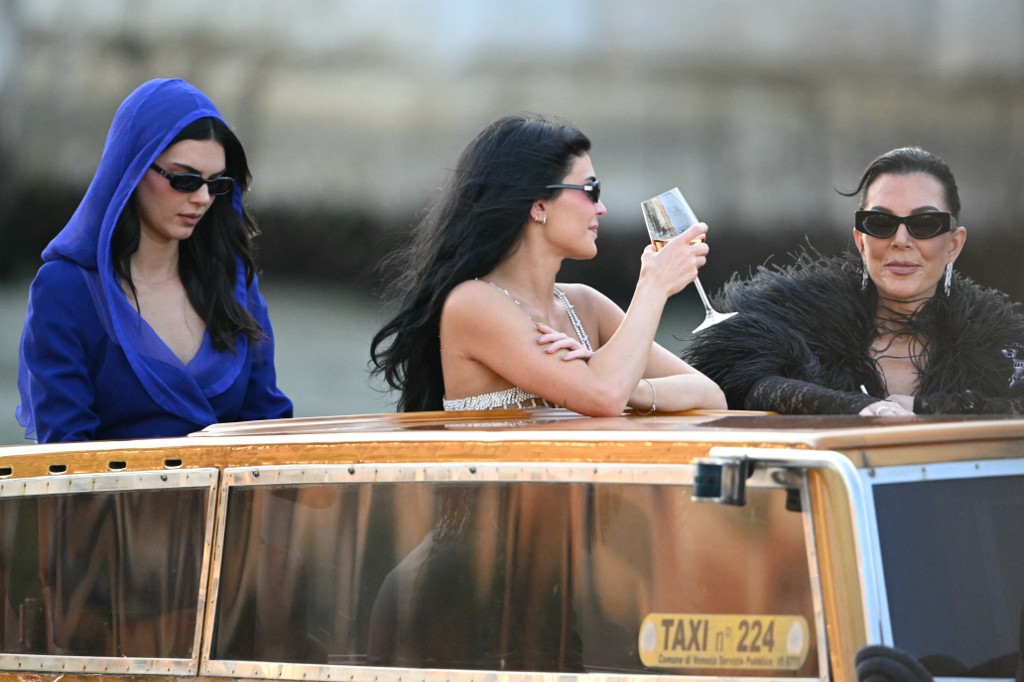 Kendall, Kris e Kylie Jenner seguem para festa de casamento de Jeff Bezos com Lauren Sanchez, em Veneza -