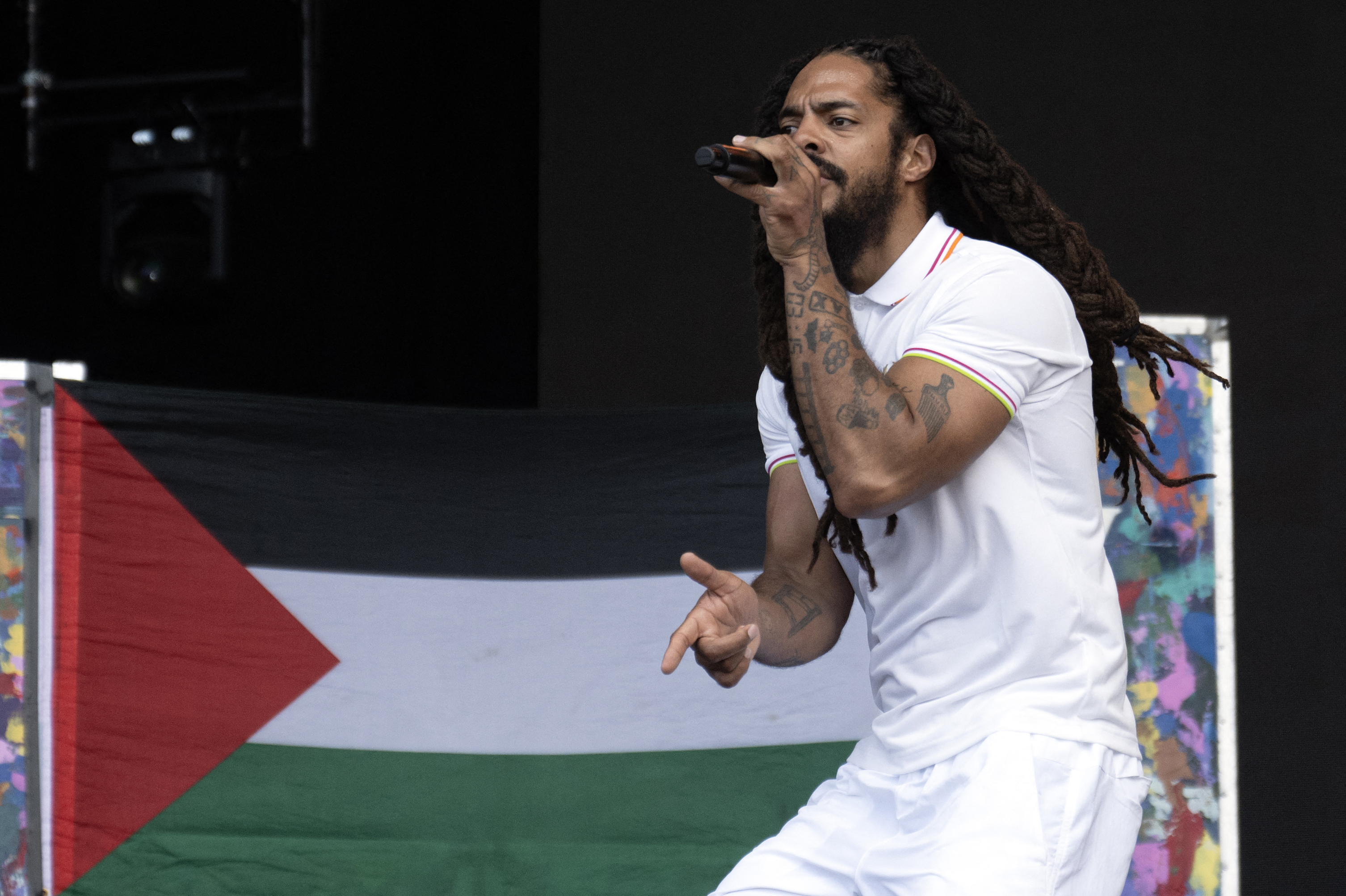 A crise diplomática que abala a BBC após transmissão de show com gritos contra Israel