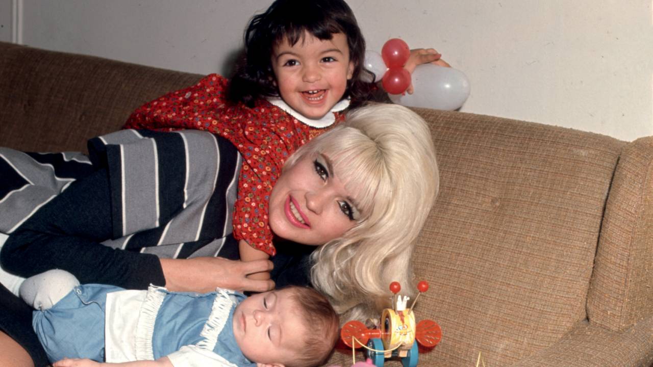 MEMÓRIA - Mariska (em cima) com a mãe e irmão: vida cessada por acidente