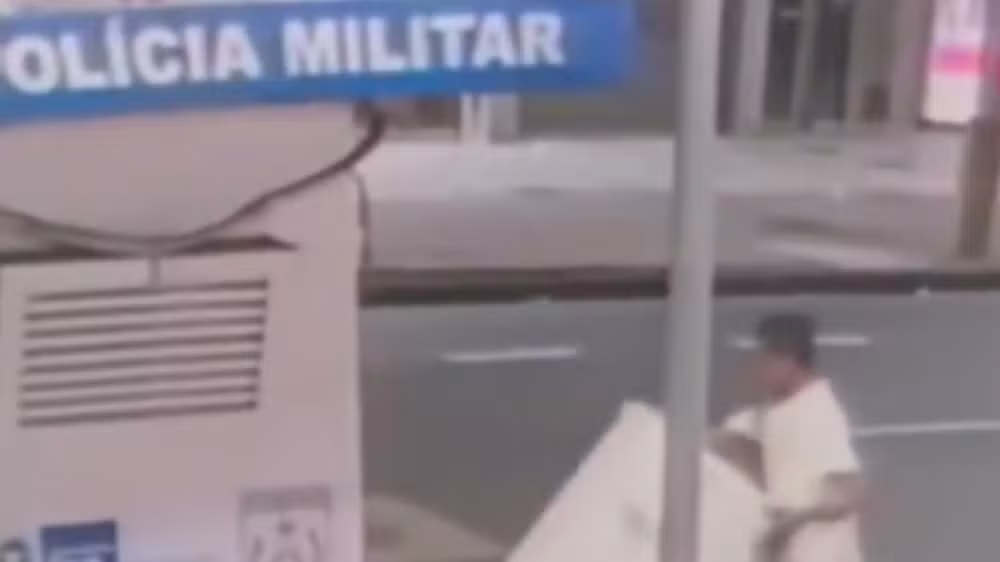 Câmeras flagraram momento em que homem rouba geladeira da cabine da PM