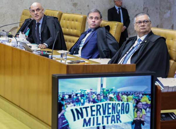 AO VIVO - Moraes exibe vídeo em sessão: perfis incitaram o 8 de Janeiro