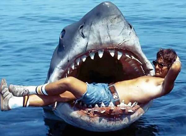 PIONEIRISMO - Spielberg e o bicho mecânico do filme: longa acabou por fixar a imagem da espécie como vilão dos oceanos