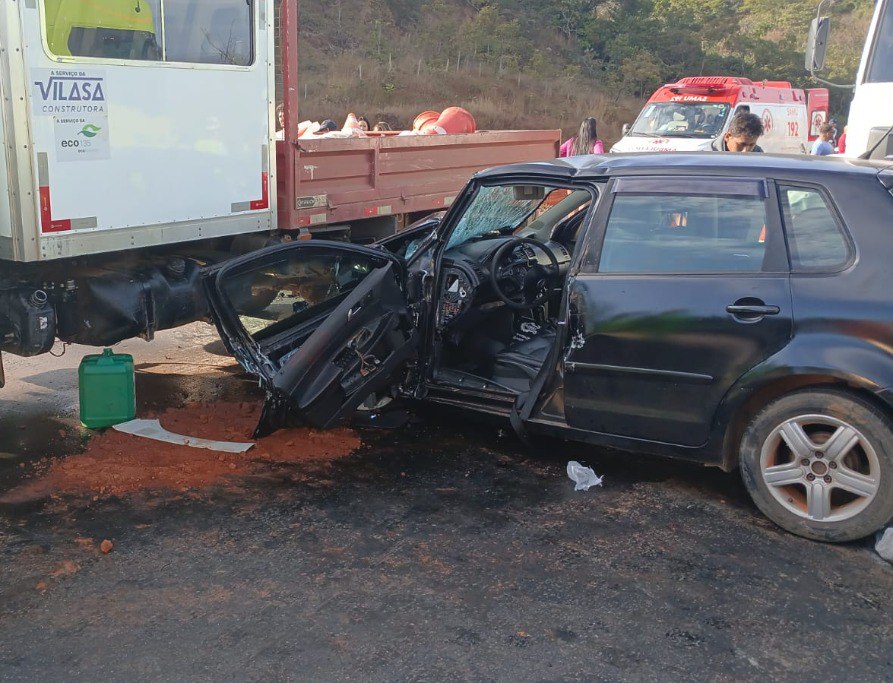 Carro das vítimas ficou totalmente destruído após a colisão