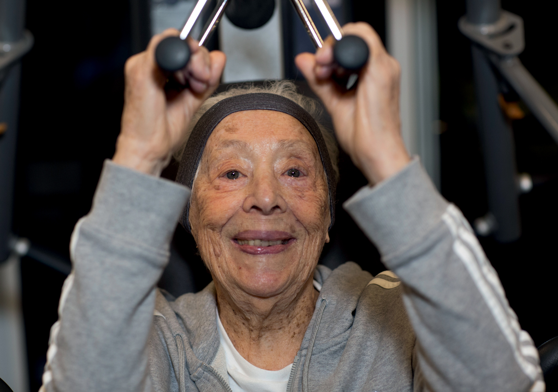 QUE DEDICAÇÃO! - Hilda faz musculação três vezes por semana, sempre com sorriso no rosto. Resultado: postura ereta e mobilidade perfeita. Nem sonha com bengala. Recentemente, foi morar com a filha, porque a família se preocupava com tanta independência. Quando mudou, ficou mais feliz. Na verdade, andava se sentindo meio solitária. Agora segue na ativa — e paparicada. - Hilda Abrão, 98 anos