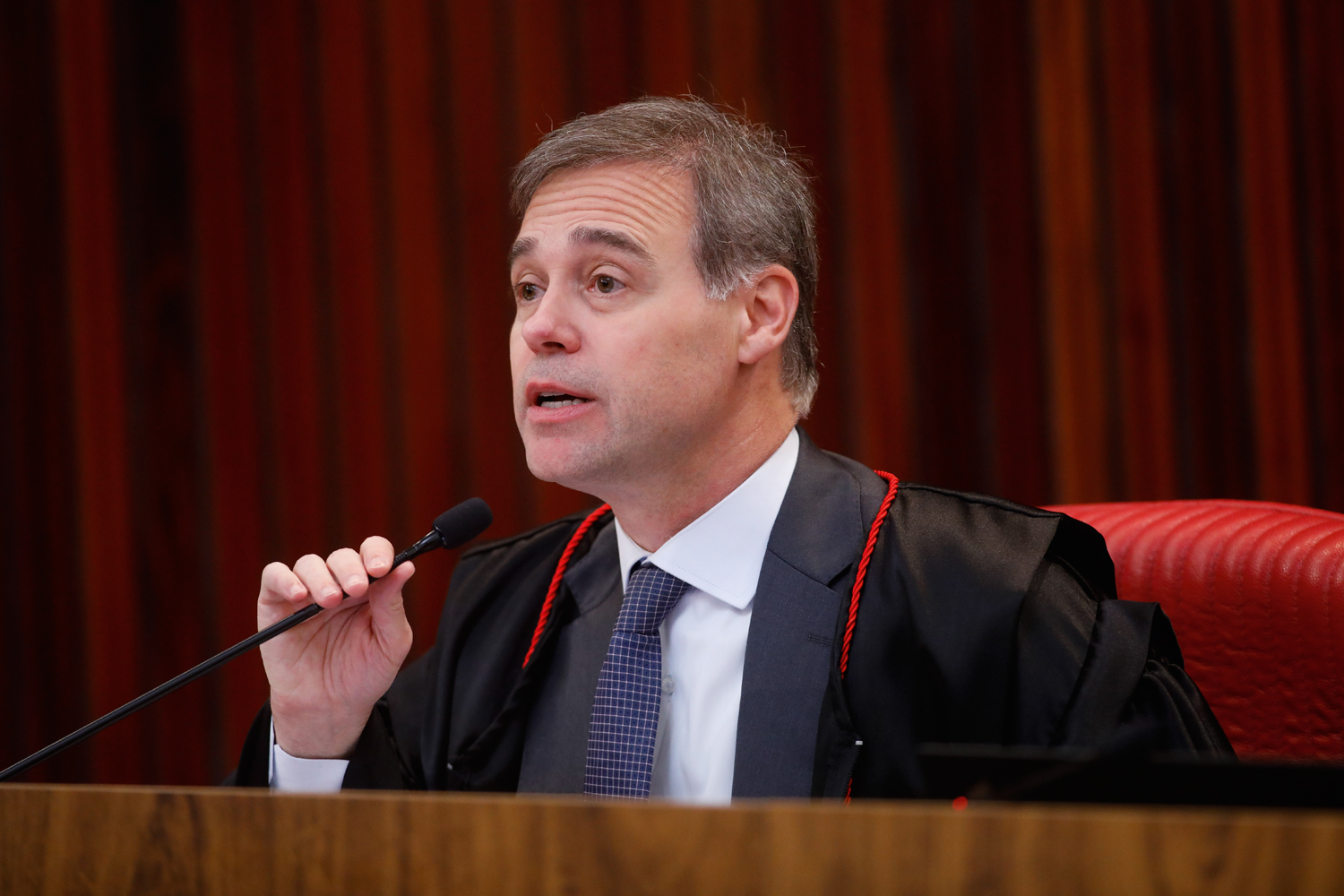 OPOSTO - Mendonça: o futuro vice do TSE acumula divergências com Moraes
