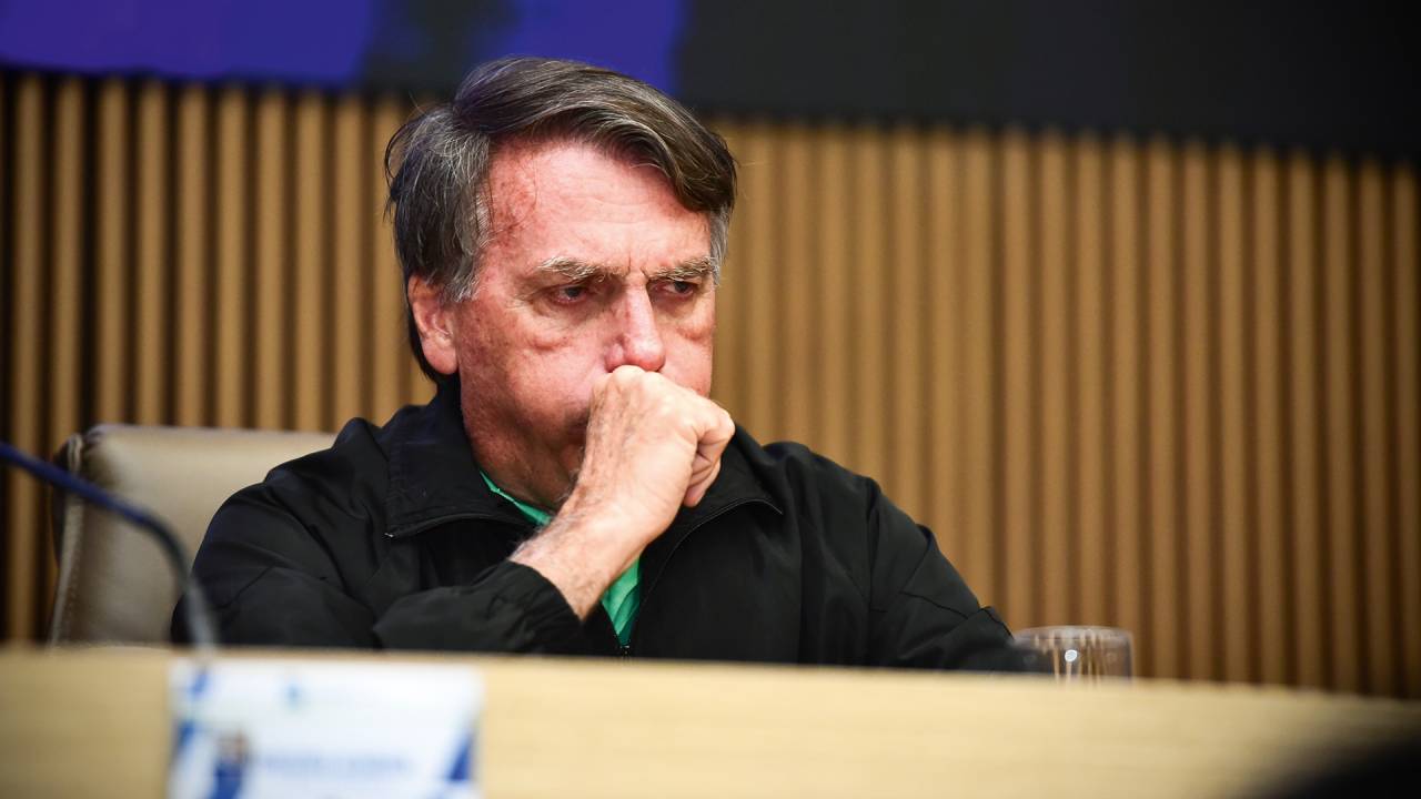 SOLUÇOS - Bolsonaro: o ex-presidente, que já passou por várias cirurgias, diz que tem vomitado “dez vezes por dia”