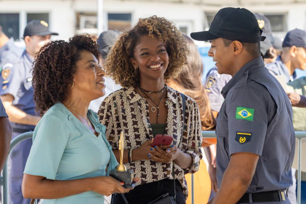 3—NOVELA—DONA-DE-MIM—HUMBERTO-MORAIS-t.jpg VIDA REAL - Marlon (Morais, à dir.) com a família: policial militar sem preconceito