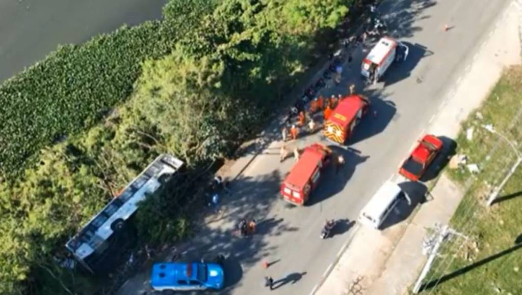 Ônibus tomba perto de canal no Rio e passageiros são resgatados de barco