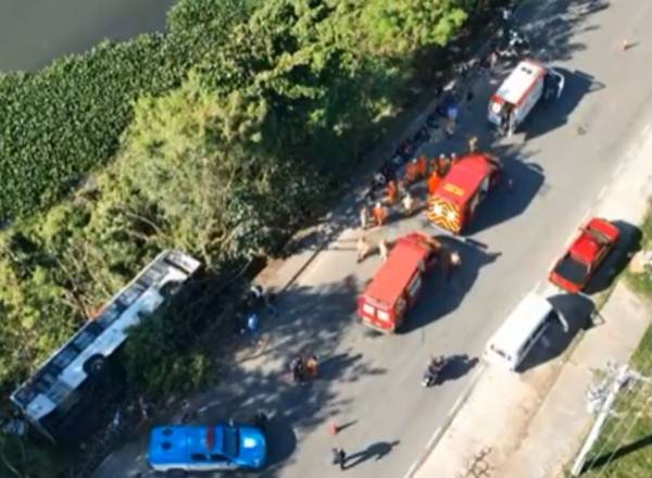 Acidente de ônibus na Zona Oeste do Rio fez com que passageiros tivessem de ser resgatados de barco