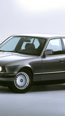 BMW 520i, primeiro modelo da montadora alemã importado ao Brasil em 1990