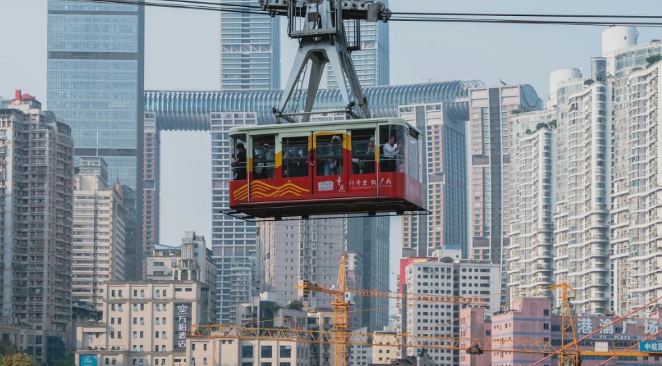 Teleférico no centro de Chongqing: deslocamento diário utiliza vários modais de transporte
