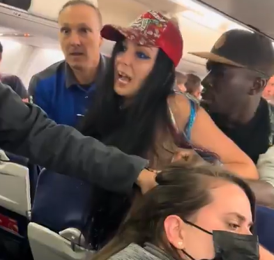 Mulher é expulsa de voo e presa nos EUA após agredir passageira brasileira: assista ao vídeo