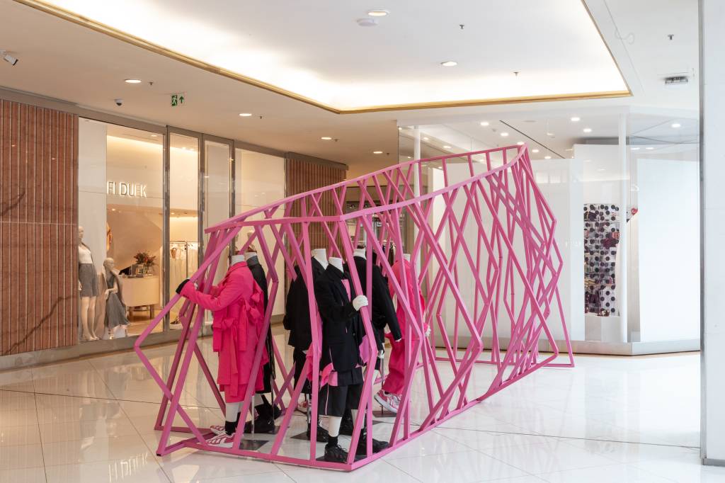 Como é a primeira loja da Comme des Garçons, grife japonesa preferida de Lady Gaga e Rihanna, no Brasil?