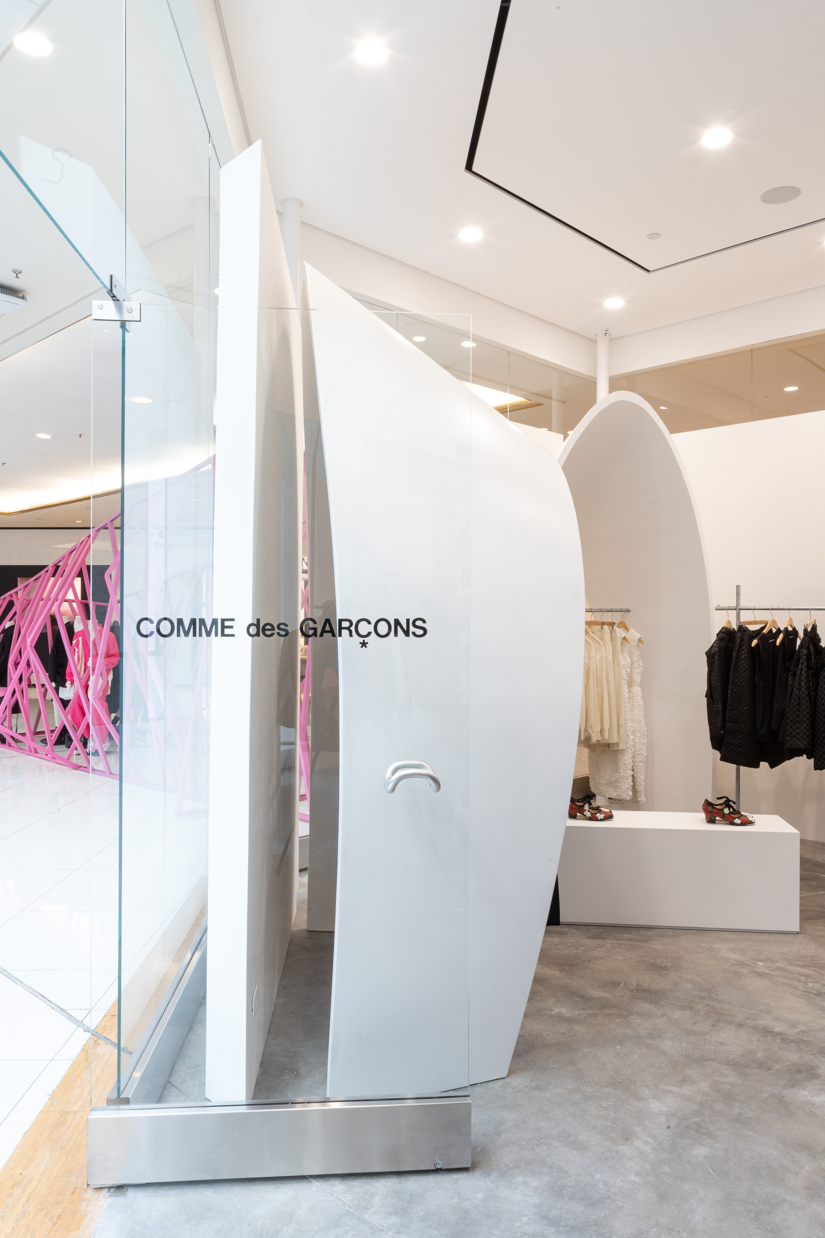 COMME des GARÇONS フランス グラン コム デ ギャルソンの全24ルックをレビュー。より強い表現を追求