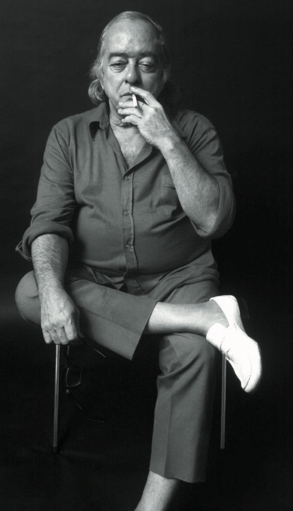 Vinicius de Moraes por Antonio Guerreiro: olhar contemplativo e gesto informal capturam a intimidade e a densidade do poeta em um raro momento de pausa.