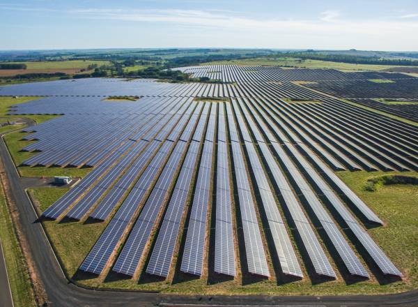 Fazenda solar: setor de energia renovável lidera fusões e aquisições neste ano