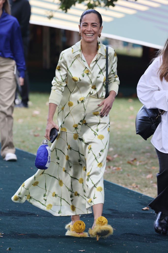 Alice Braga e seus chinelos de pelúcia em Londres