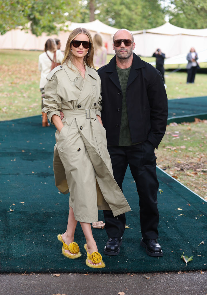 Rosie Huntington-Whiteley posa com seu