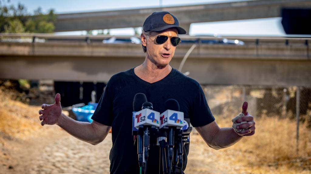 Governor Gavin Newsom along with Caltrans clean up an encampement site near Paxton Street and Remick Avenue in Los Angeles as the state’s Clean California initiative continues PALANQUE - Newsom: o governador ganhou os holofotes