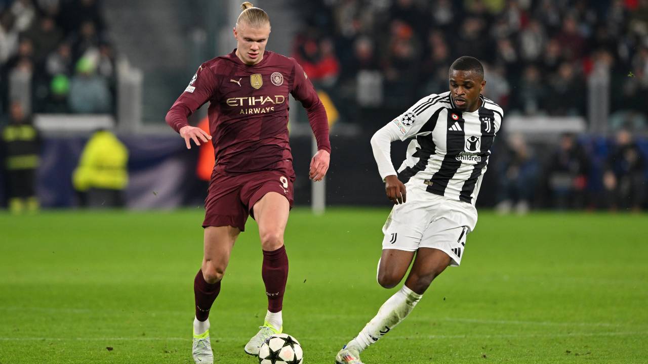 TURIN, ITALY - DECEMBER 11: Erling Haaland of Manchester City gets away from Pierre Kalulu of Juventus during the UEFA Champions League 2024/25 League Phase MD6 match between Juventus and Manchester City at Juventus Stadium on December 11, 2024 in Turin, Italy. (Photo by Chris Ricco/Getty Images)