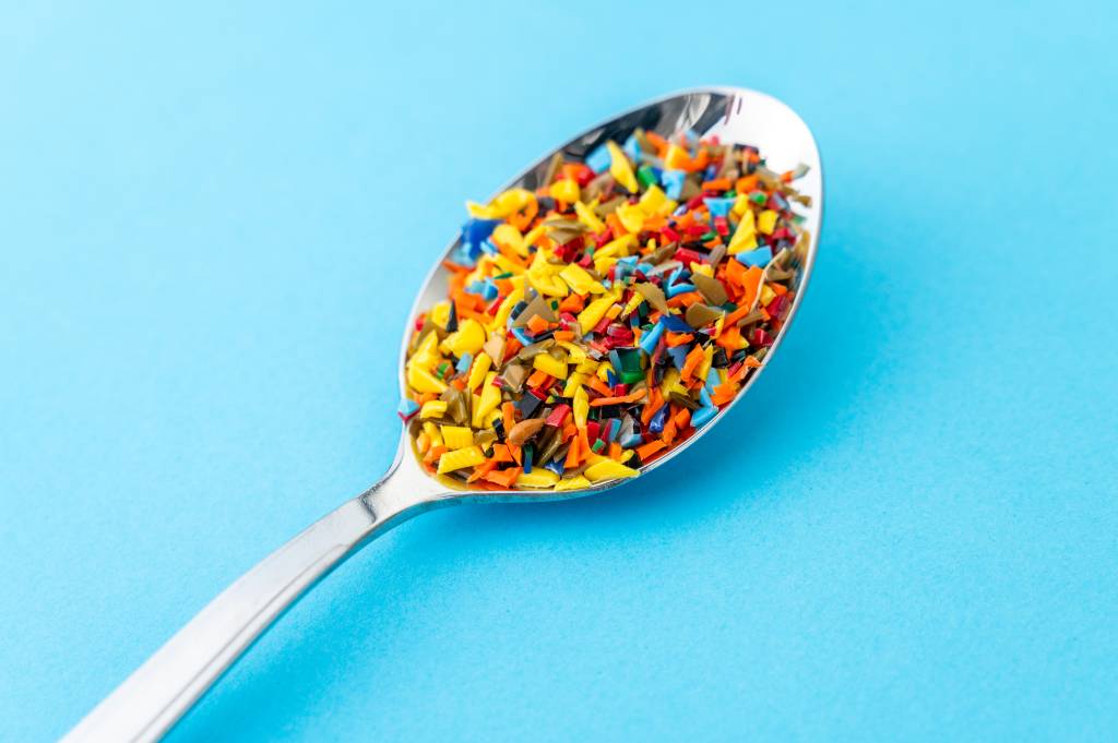 Como a presença de microplástico no corpo humano pode afetar nossa saúde?