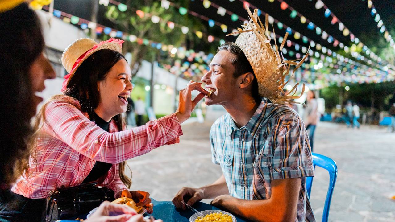 Casal em festa junina