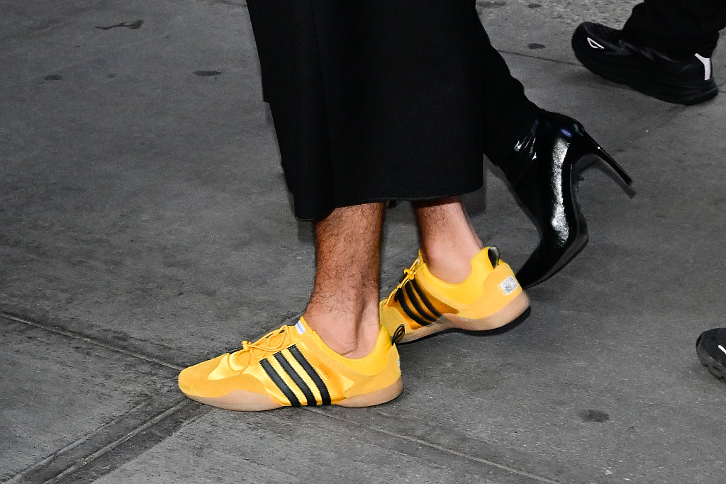 Tênis amarelo de Bad Bunny feito em parceria com a Adidas: fashion