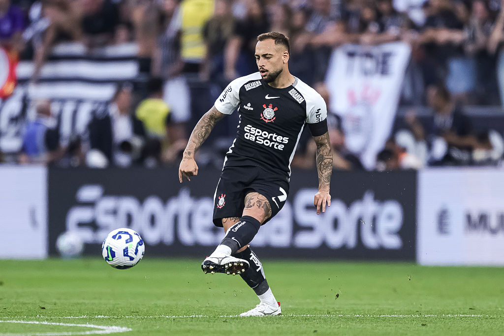 SAO PAULO, BRAZIL - MAY 18: Maycon de Andrade of Corinthians looks to pass the ball during the Campeonato Brasileiro match between Corinthians and Santos at Neo Quimica Arena on May 18, 2025 in Sao Paulo, Brazil. (Photo by Alessandro Brito/Eurasia Sport Images/Getty Images)