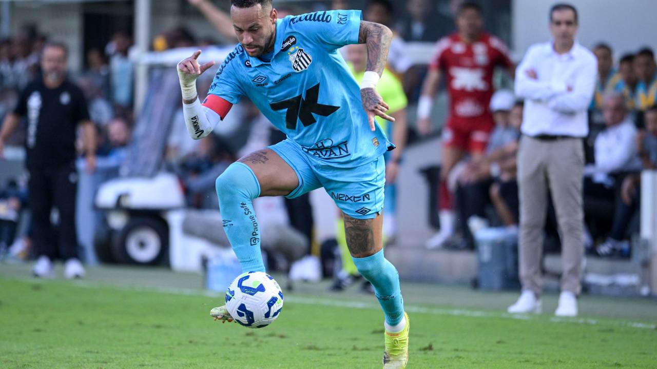 SANTOS, BRAZIL - JUNE 1: Neymar of Santos controls the ballduring the Brasileirao 2025 match between Santos v Botafogo at Urbano Caldeira Stadium (Vila Belmiro) on June 1, 2025 in Santos, Brazil. (Photo by Rebeca Schumacker/Sports Press Photo/Getty Images)
